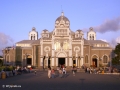 De Básilica de Nuestra Señora de los Angeles in het avondlicht