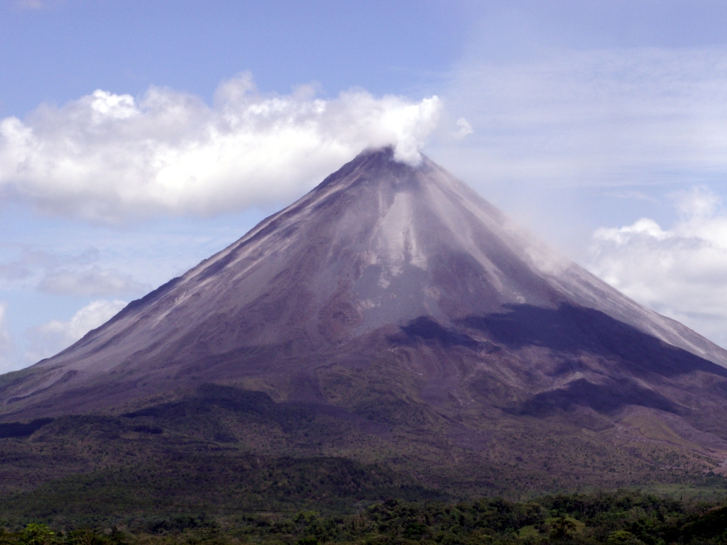 Vanaf onze B&B in Tronadora, aan het Arenalmeer, zien we Volcan Arenal, die continue activiteit vertoont.