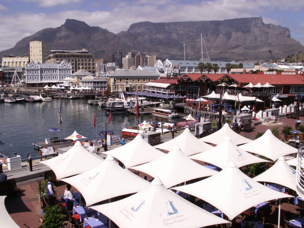 Uitzicht op V&A Waterfront en Tafelberg vanaf restaurant Spur.