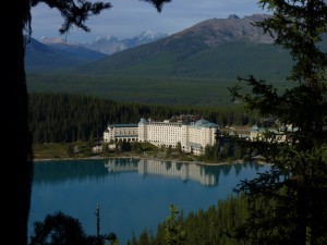 Het Chateau Lake Louise weerspiegelt prachtig in Lake Louise.