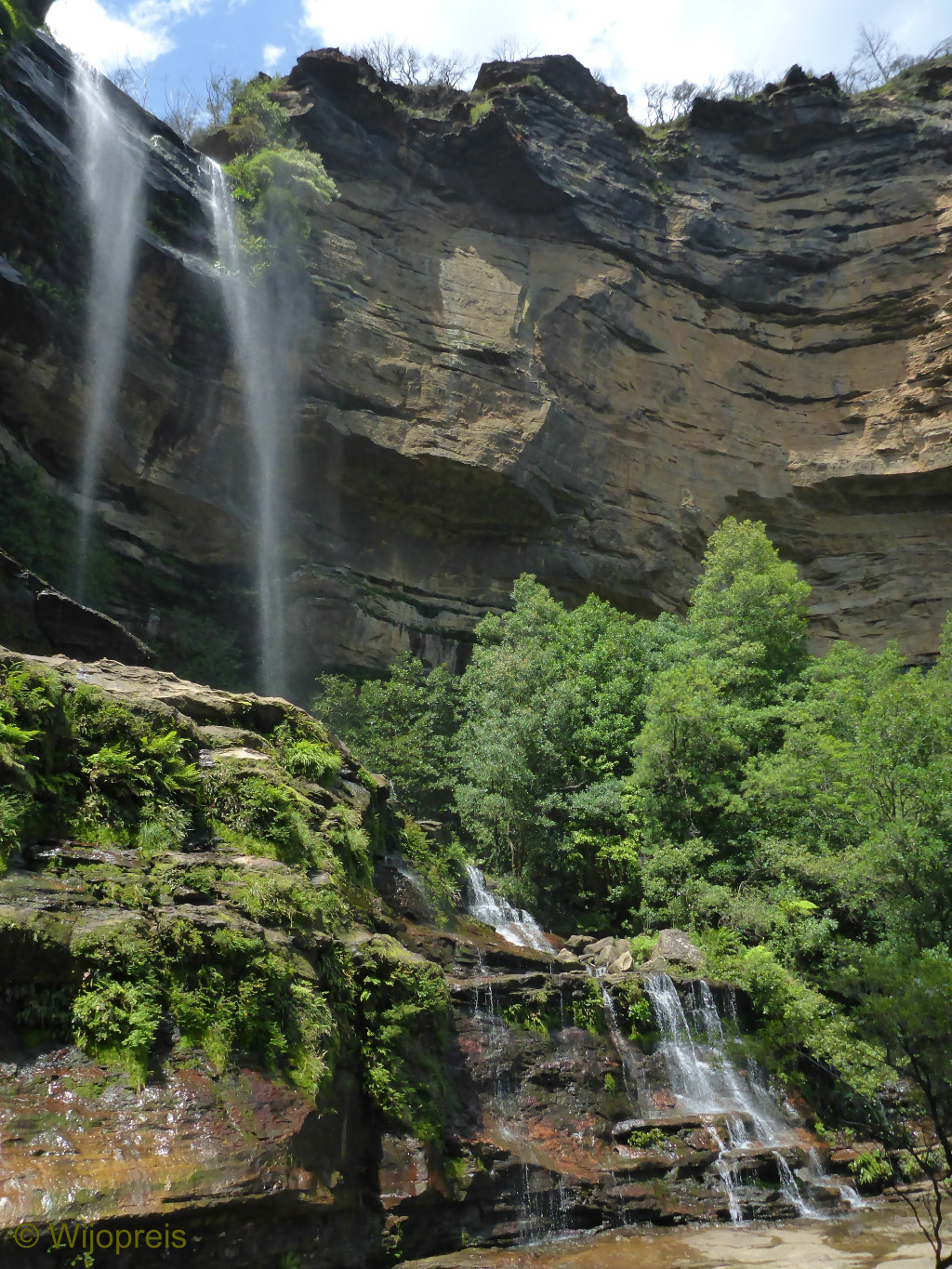 Een korte, steile afdaling leidt naar de voet van Katoomba Falls