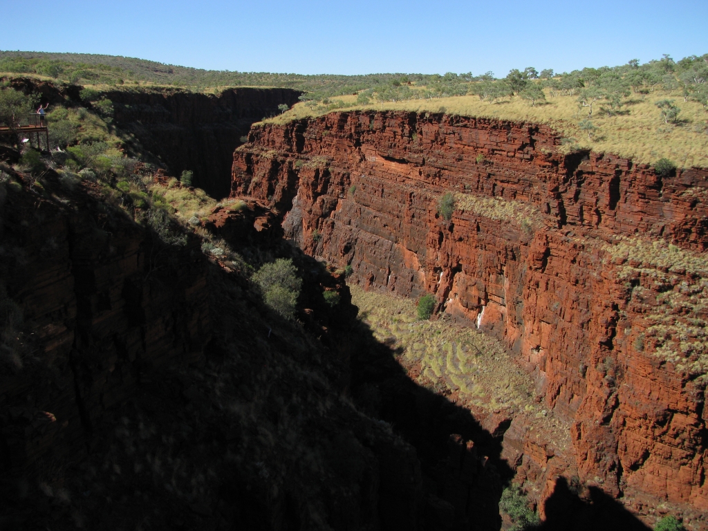 In Karijini NP zien prachtige, diepe gorges en we dalen bij twee daarvan zelfs af tot de bodem.