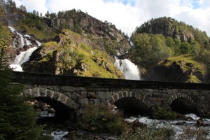 Låtefossen is een dubbele waterval die direct aan de weg ligt en mede daarom druk wordt bezocht.
