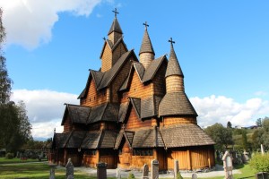 De staafkerk van Heddal is de grootste overgebleven staafkerk van Noorwegen.
