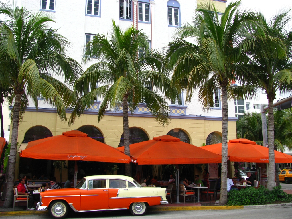 Palmbomen en pasteltinten op Ocean Drive, Miami Beach.