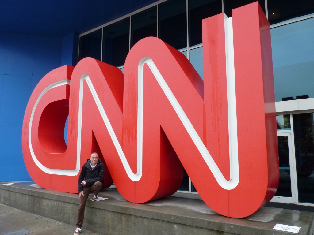 Voor het CNN center in Atlanta (op de letters klimmen is ten strengste verboden).