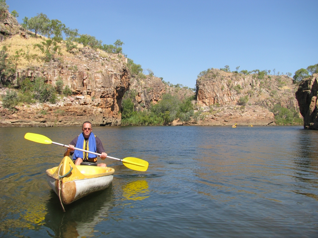 Kanoën op de Katherine River langs de rotswanden van de Katherine Gorge.