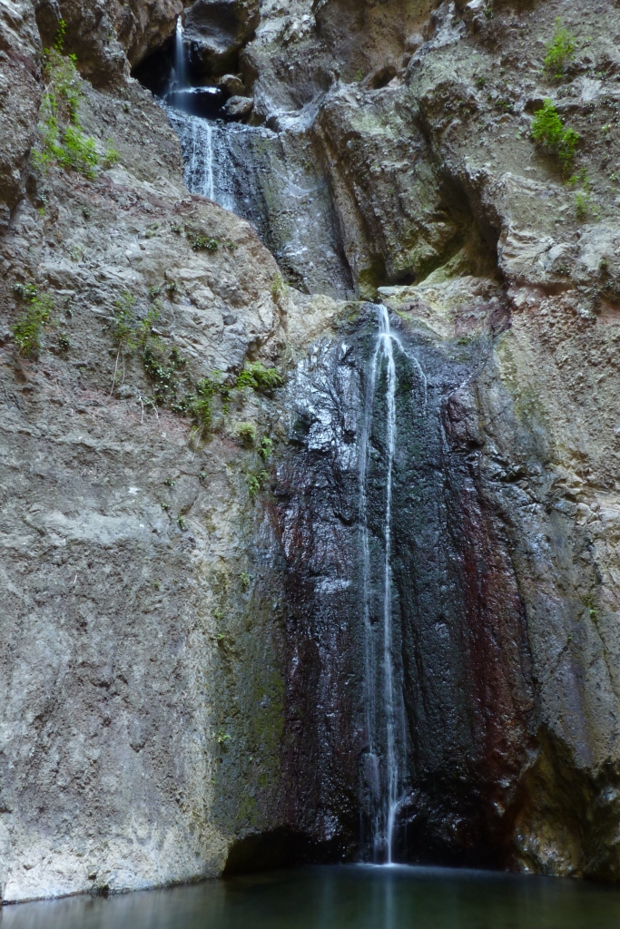 De naamloze waterval valt nu in een bescheiden straal