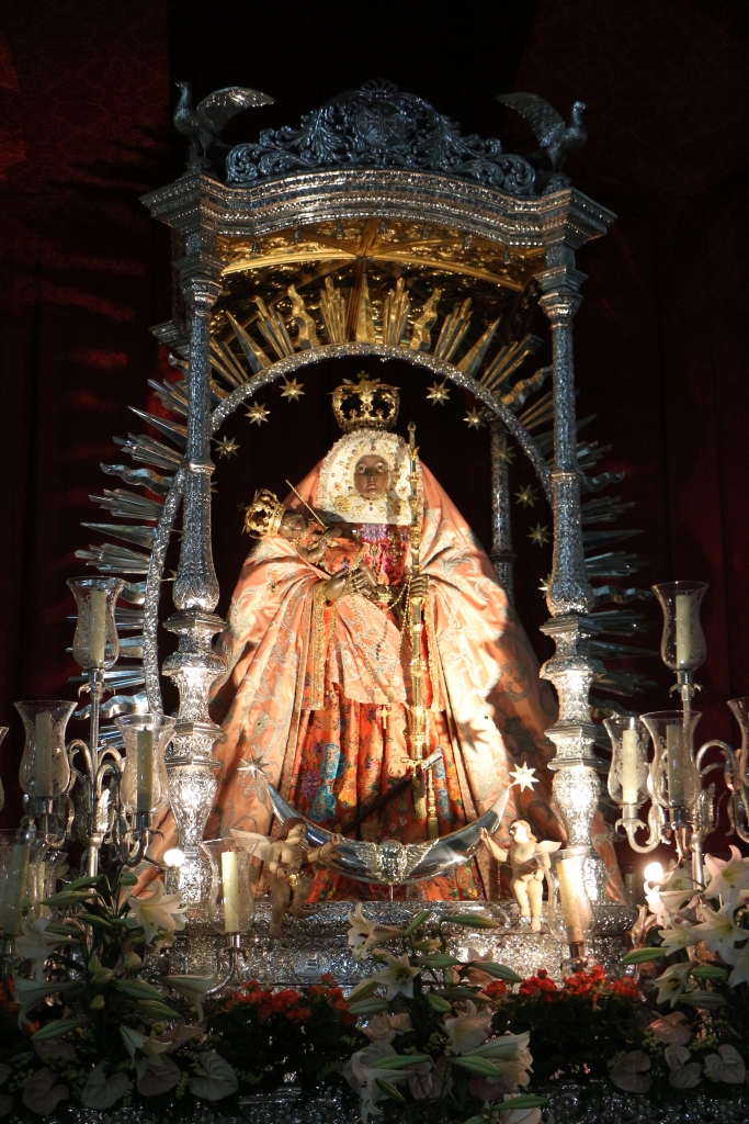 In de basiliek staat het beeld van de patroonheilige van de eilanden, de Virgen de Candelaria