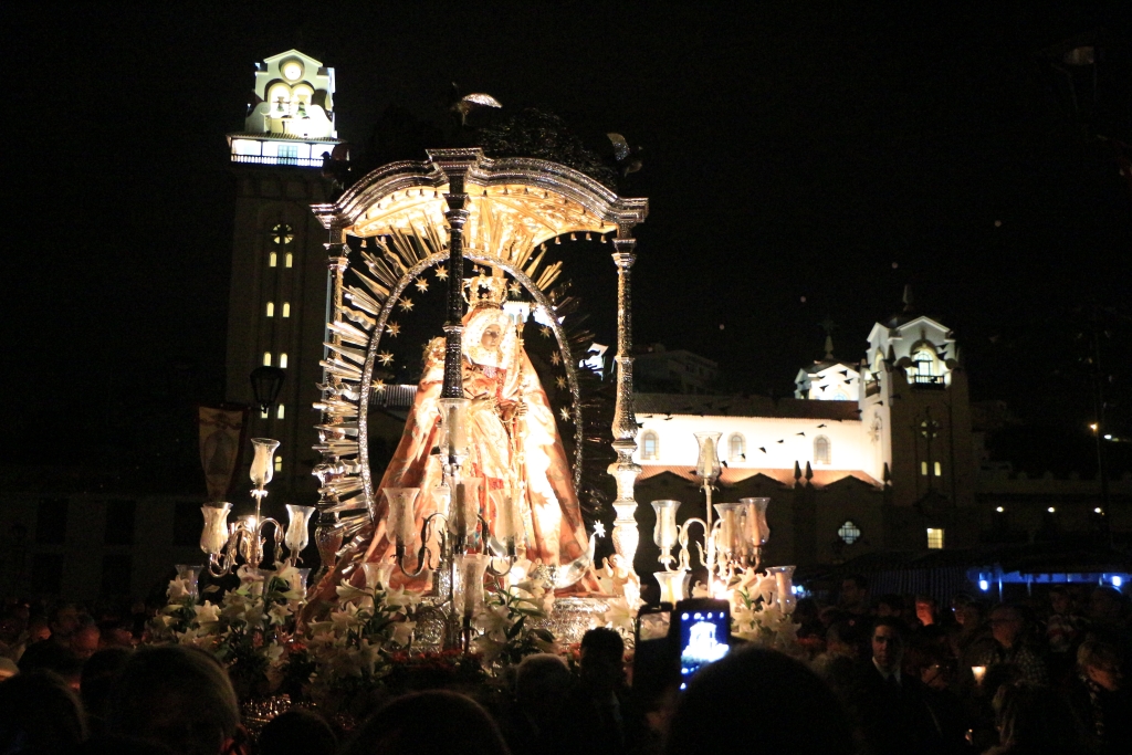 Procesión de Las Candelas, duizenden gelovigen dragen al biddend de Virgen de Candelaria door de straten van Candelaria.