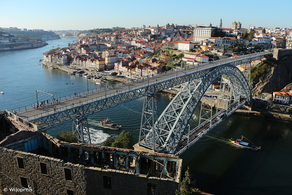 De Miradouro da Serra do Pilar torent boven alles en iedereen uit