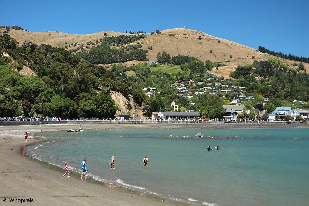 Akaroa ligt mooi aan een uitnodigende baai