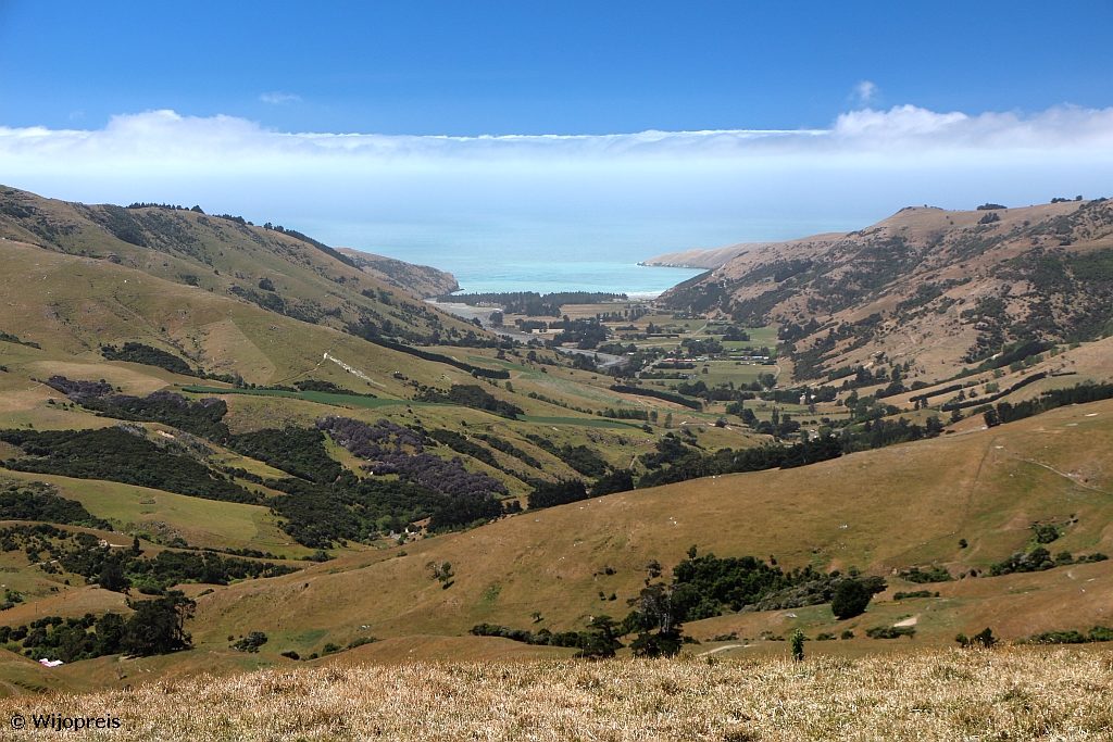 Zicht vanaf Summit Road richting Okains Bay ten noordoosten van Akaroa