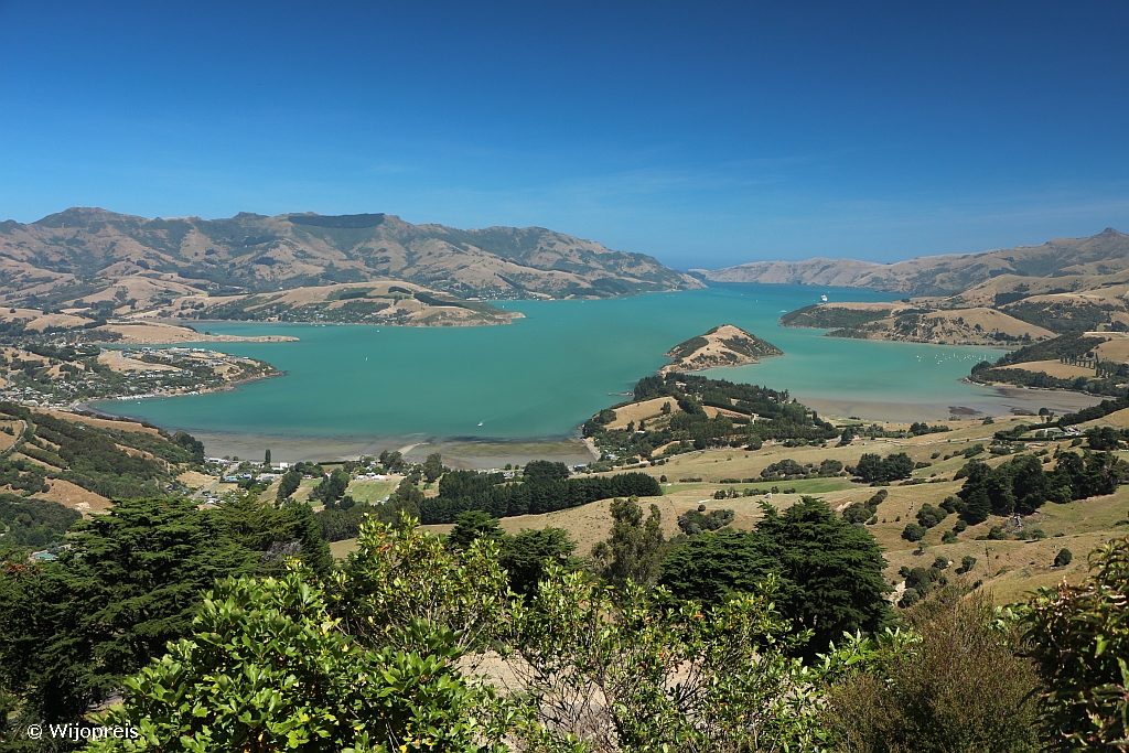 Zicht op Akaroa Harbour vanaf Summit Road ter hoogte van Duvauchelle